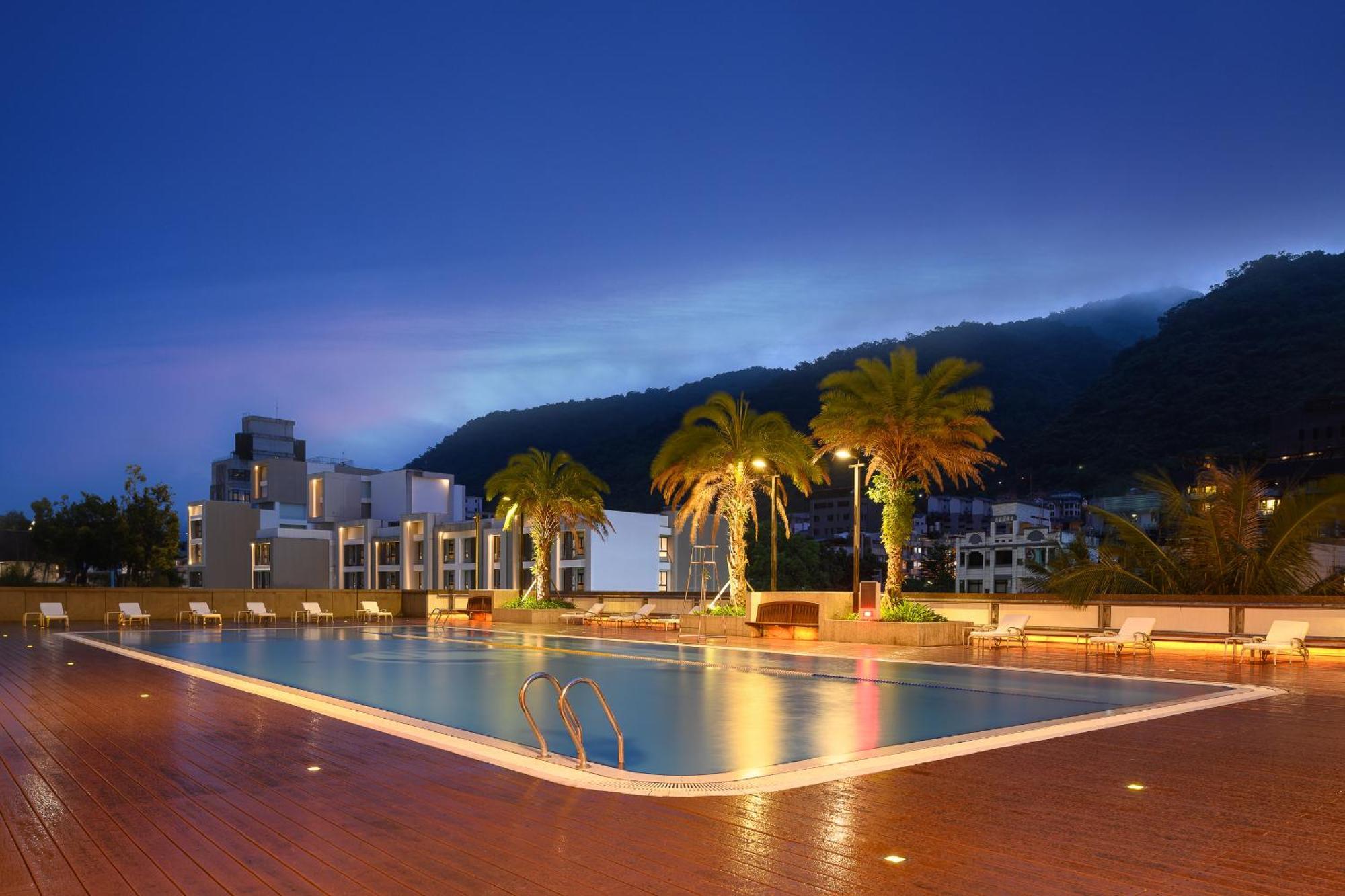 Evergreen Resort Hotel - Jiaosi Jiaoxi Eksteriør billede The swimming pool at the University of Nottingham Malaysia Campus