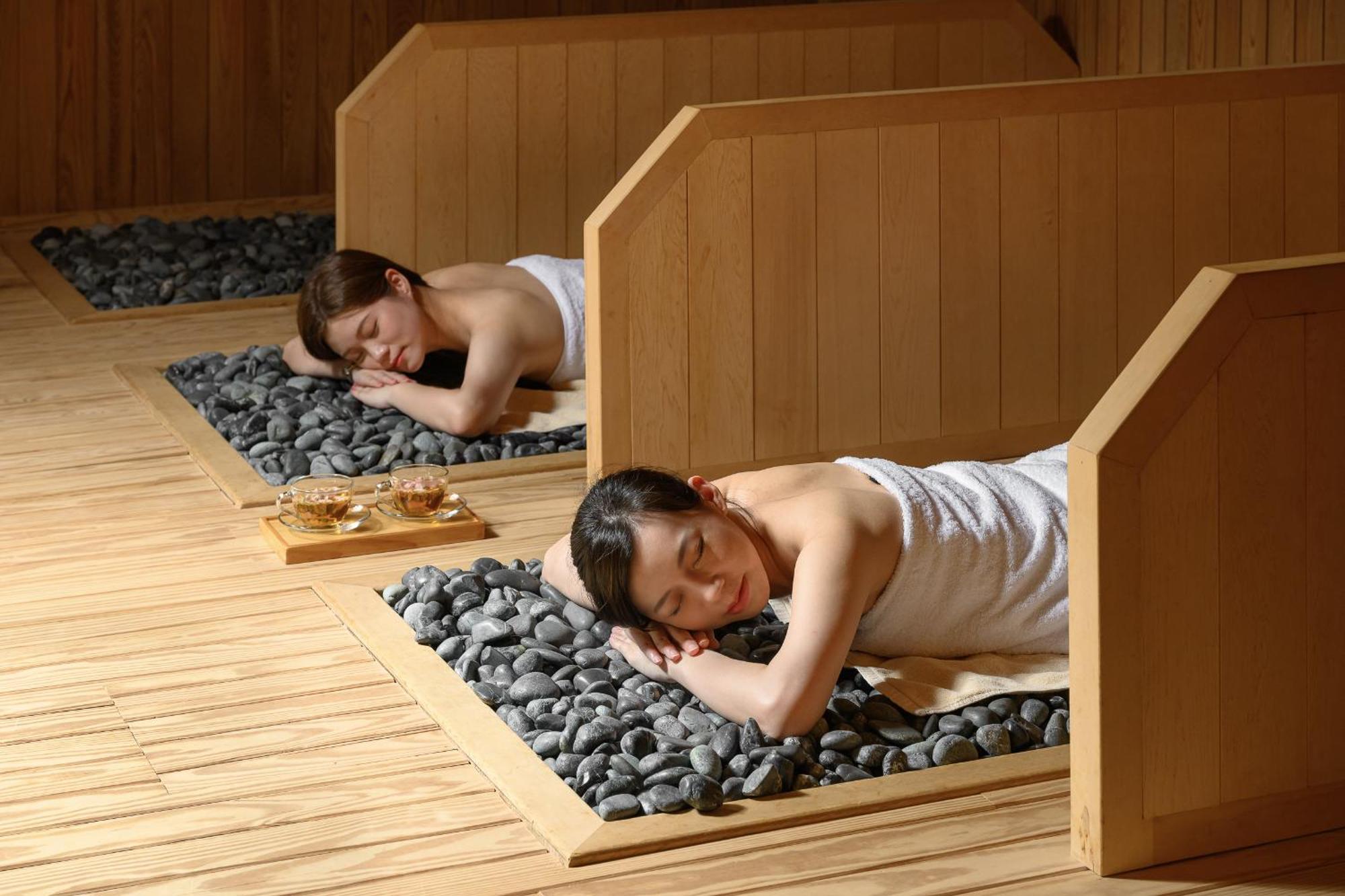 Evergreen Resort Hotel - Jiaosi Jiaoxi Eksteriør billede A traditional Korean spa