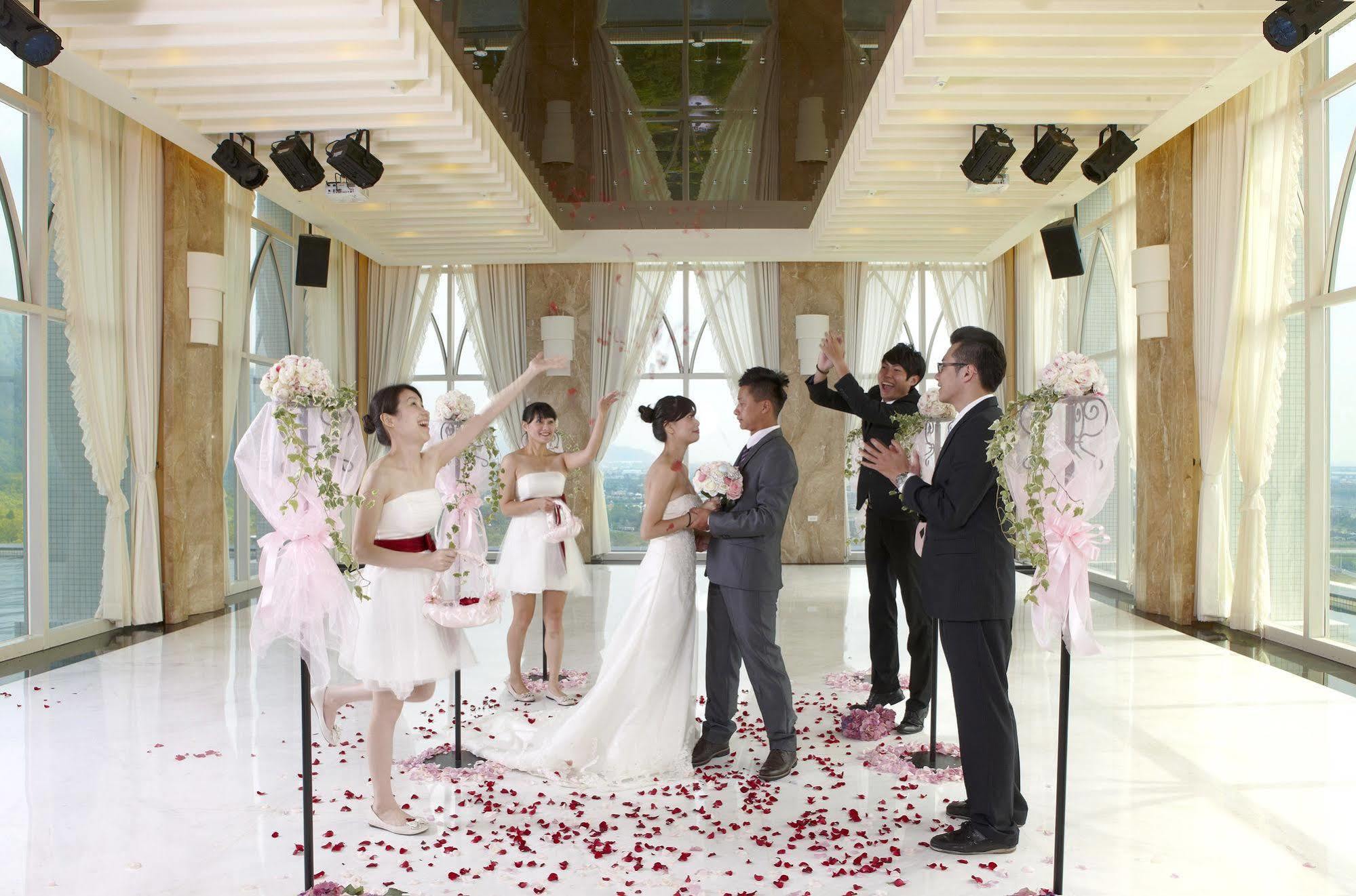 Evergreen Resort Hotel - Jiaosi Jiaoxi Eksteriør billede A wedding in the Sky Chapel
